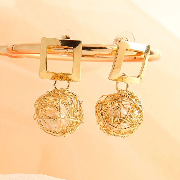 Golden Nest with Drop Pearl Earring
